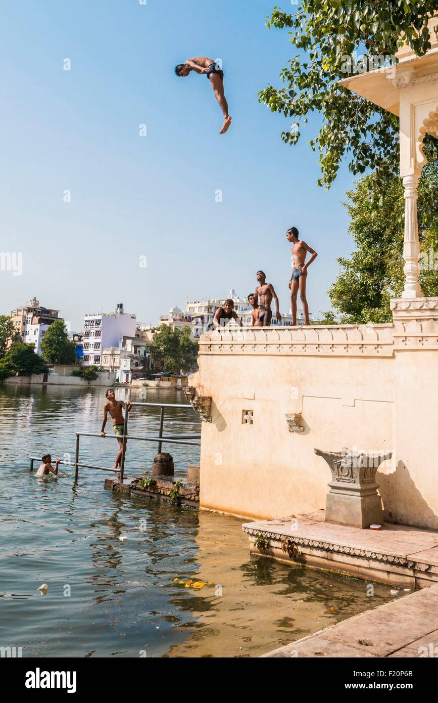 Indien, Rajasthan Zustand, Udaipur, Tauchen im Pichola-See Stockfoto