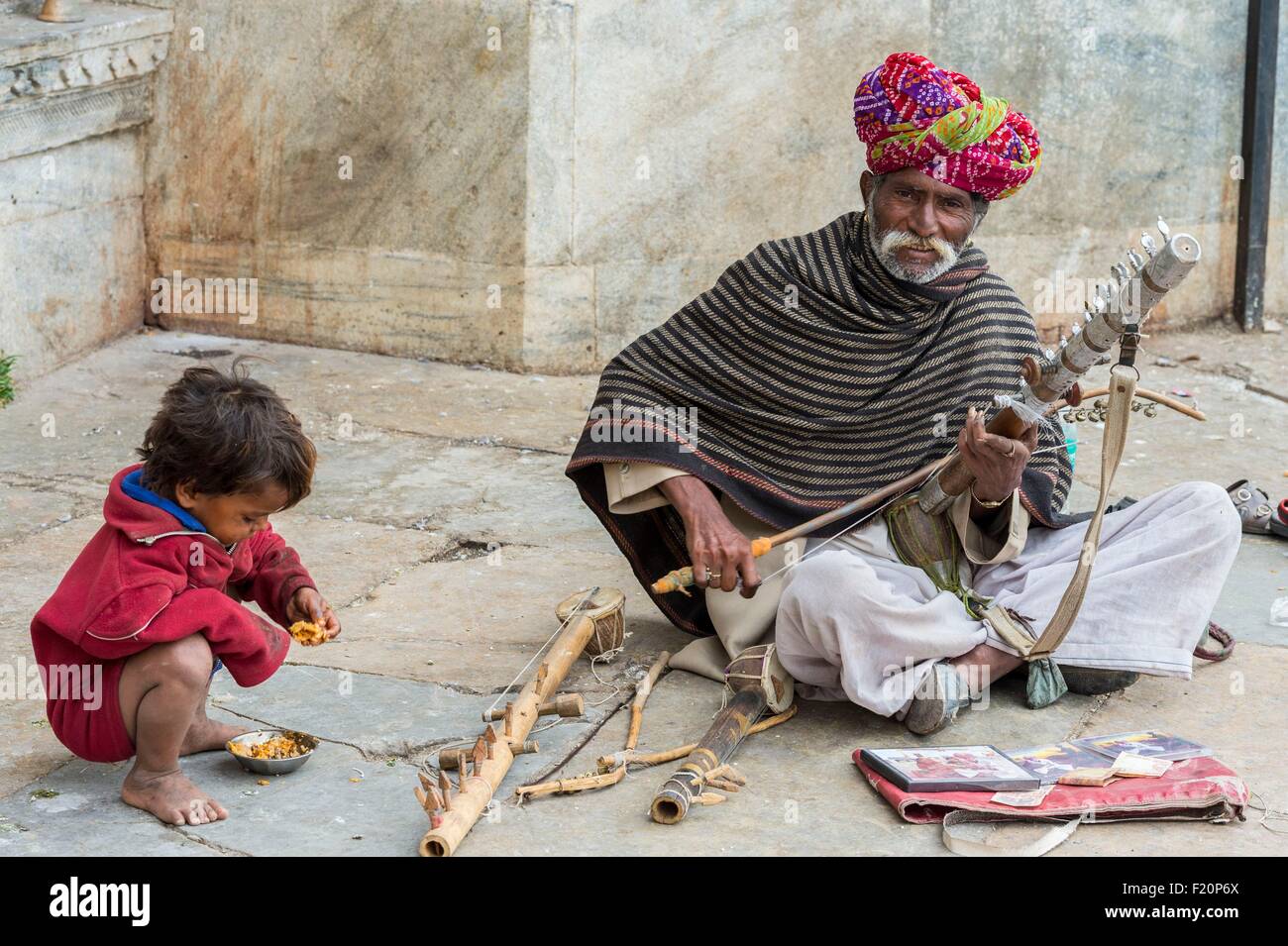 Indien, Bundesstaat Rajasthan, Udaipur, Zigeuner Musiker und sein Sohn Stockfoto