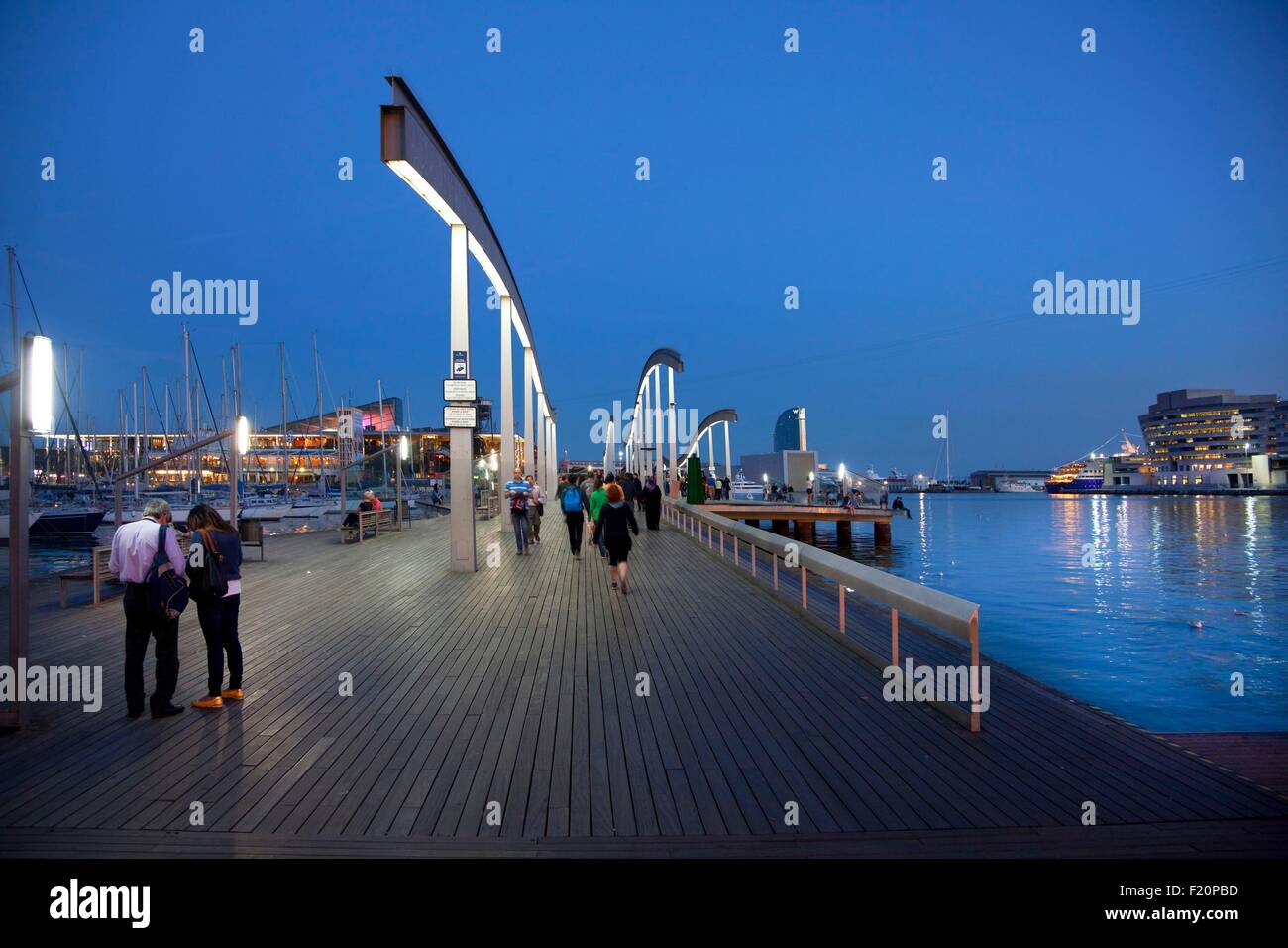 Spanien, Katalonien, Barcelona, alten Hafen, alten Hafen, Port Vell, Brücke Rambla de Mar und W Hotel im Hintergrund Stockfoto