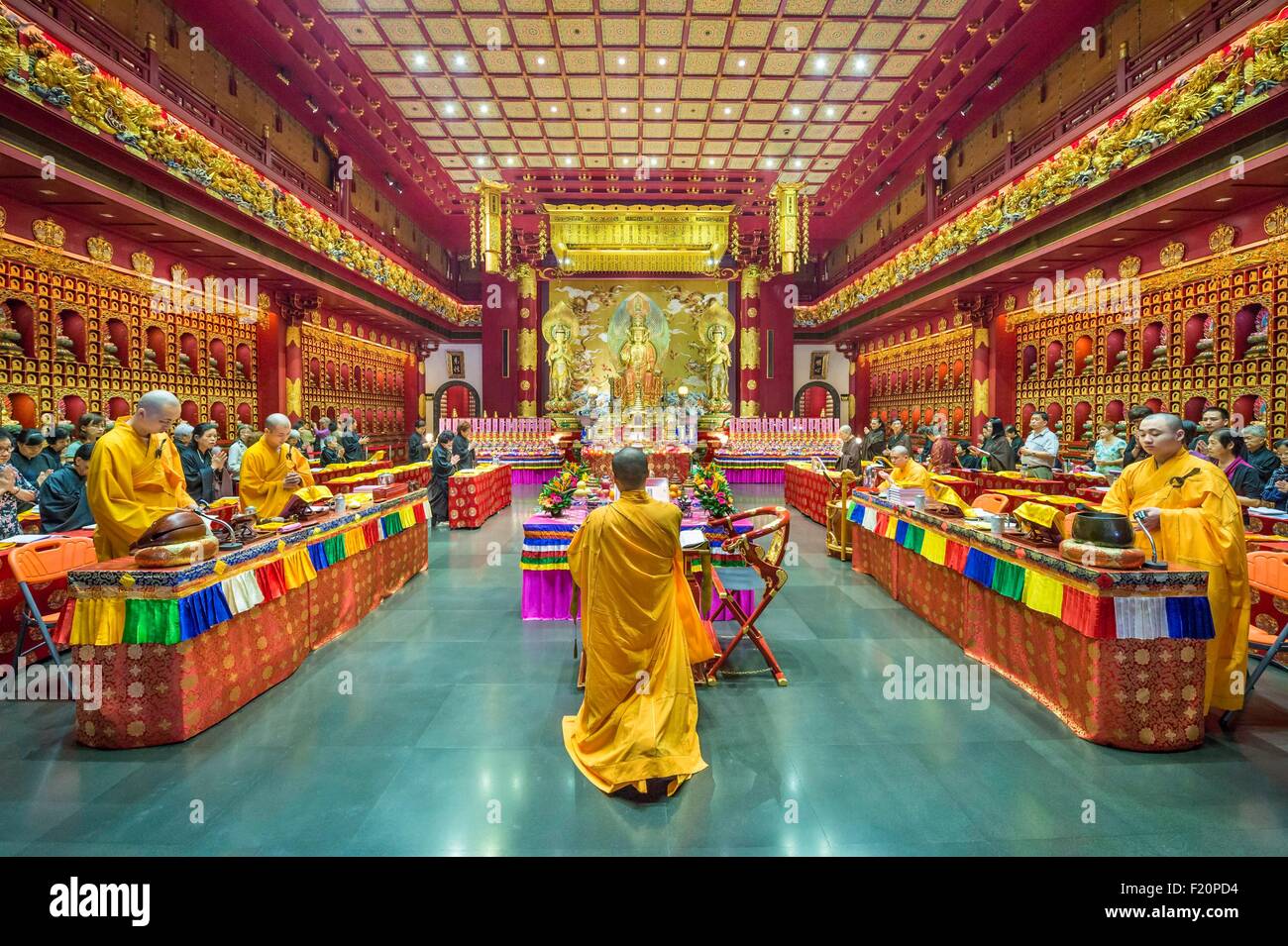 Singapur, Chinatown, Buddha Tooth Relic buddhistische Tempel, Mönche beten Stockfoto
