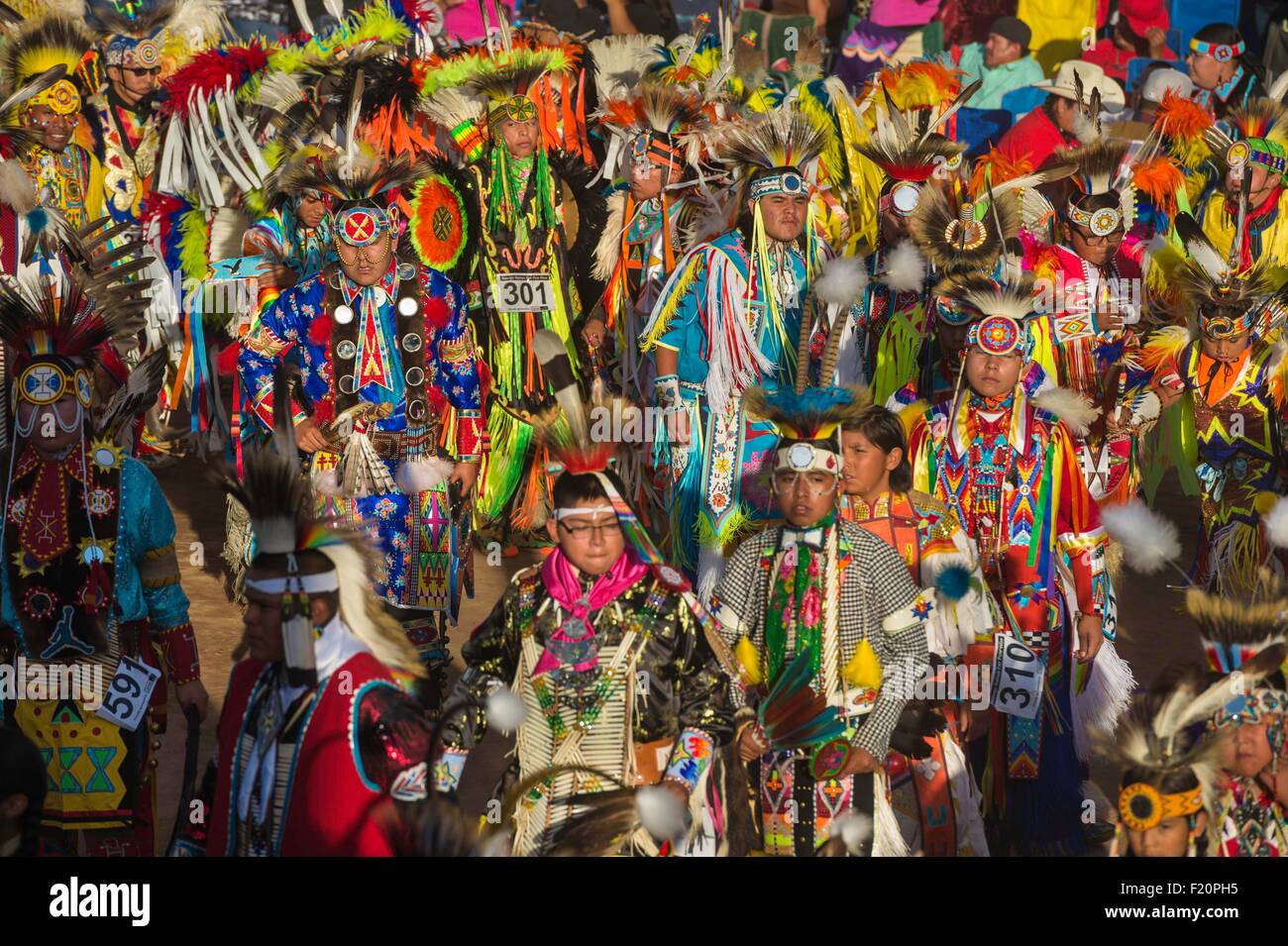 USA, Arizona, Fenster Rock Festival Navajo Nation Fair, junge Navajos zeremonielle Kleidung (Insignien) während ein Pow Wow (traditionelle Tänze) Stockfoto