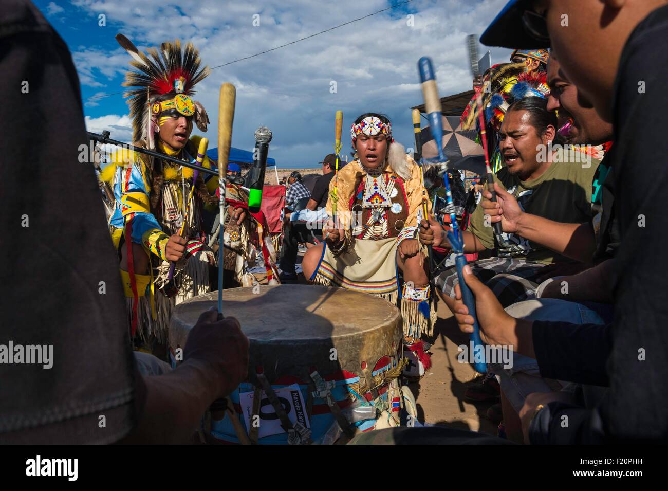USA, Arizona, Fenster Rock Festival Navajo Nation Fair, junge Navajos zeremonielle Kleidung (Insignien) während ein traditionelles Lied Stockfoto