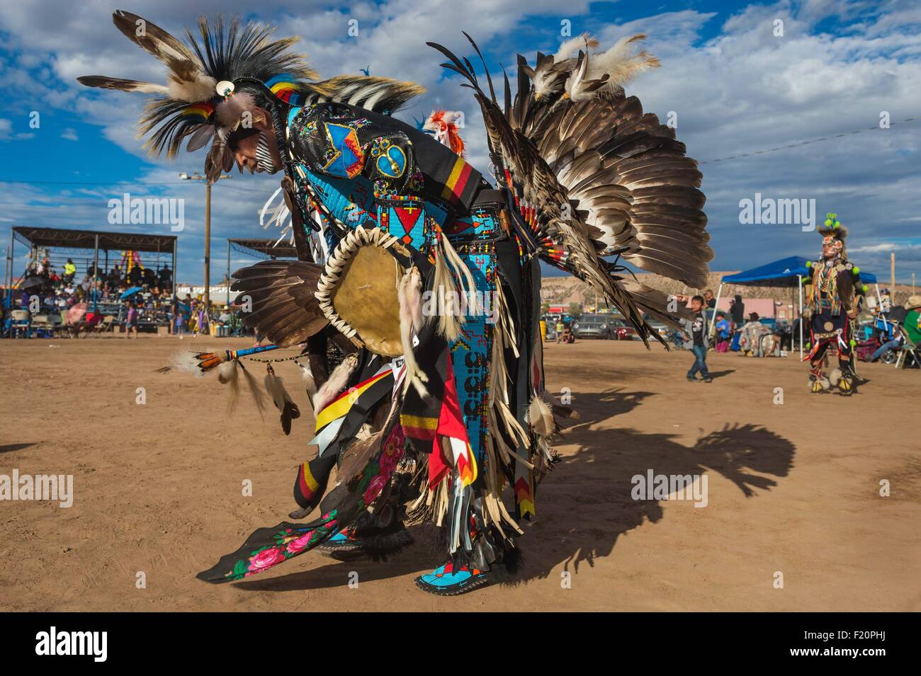 USA, Arizona, Window Rock, Festival Navajo Nation Fair, Navajos Tänzer zeremonielle Kleidung (Insignien) während ein Pow-Wow Stockfoto
