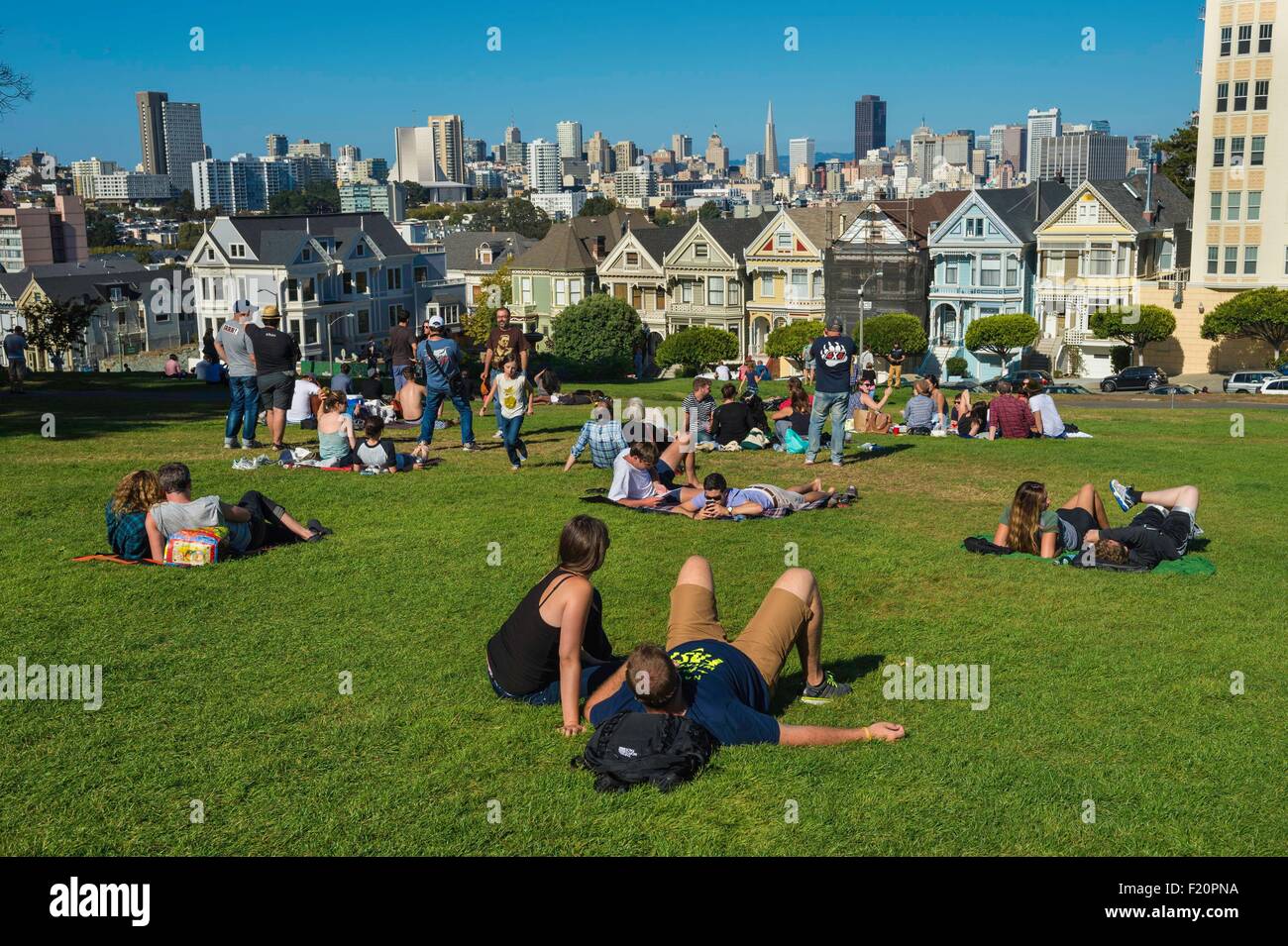 Vereinigte Staaten, Nordamerika, Kalifornien, San Francisco, Alamo Square, viktorianischen Häuser (Painted Ladies oder Pink Ladys), im Hintergrund das Financial District und die Transamerica Pyramid Stockfoto