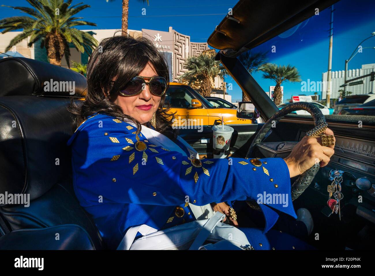 USA, Nevada, Las Vegas, the Strip, Kirchlein der West Hochzeitskapelle auf dem National Register of Historic Places, frisch vermählte in einen Cadillac mit Elvis aufgeführt Stockfoto USA, Nevada, Las Vegas, the Strip, Kirchlein der West Hochzeitskapelle auf dem National Register of Historic Places, frisch vermählte in einen Cadillac mit Elvis aufgeführt Stockfoto