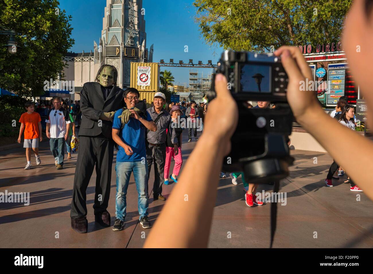 USA, California, Los Angeles, Hollywood, Universal Studios, ein Tourist, der Aufnahme eines Bildes mit Frankenstein Stockfoto