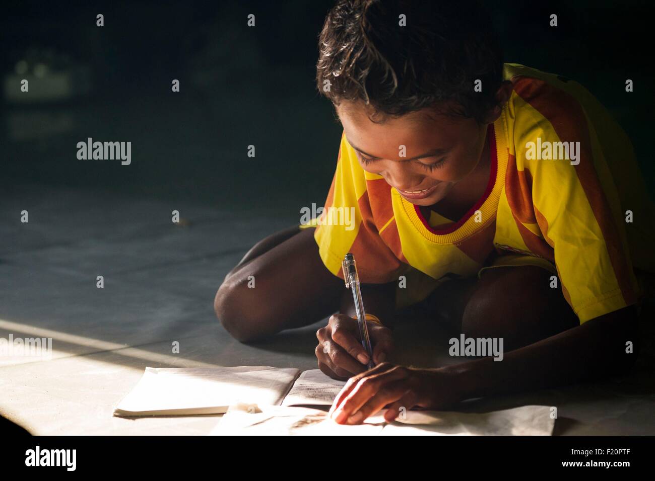 Indonesien, Maluku Provinz, East Seram, Grogos Island, Kind Hausaufgaben Stockfoto