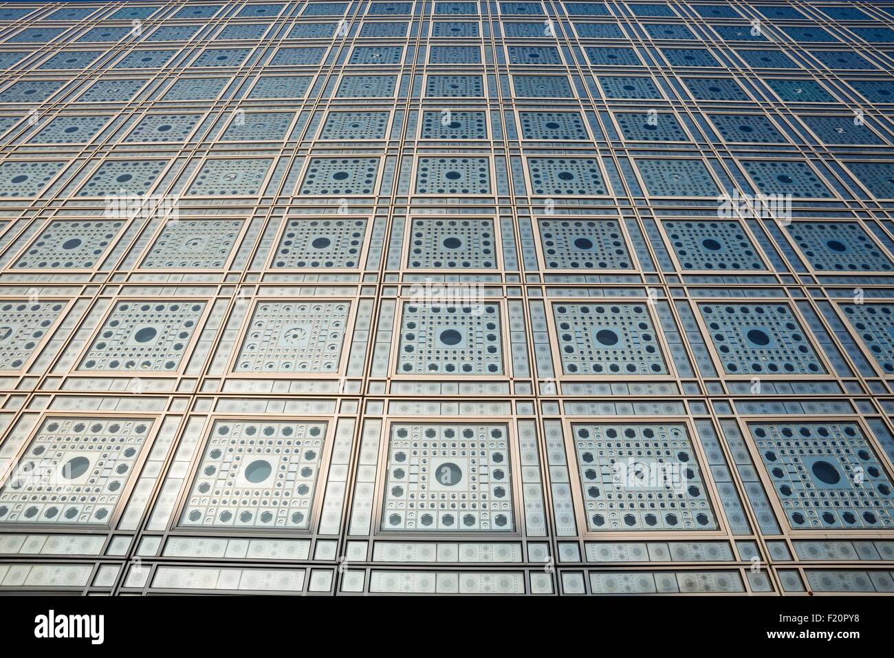Frankreich, Paris, Institut der arabischen Welt entworfen von den Architekten Jean Nouvel und Architektur-Studio 1, Detail des südlichen Faτade moucharabiehs Stockfoto