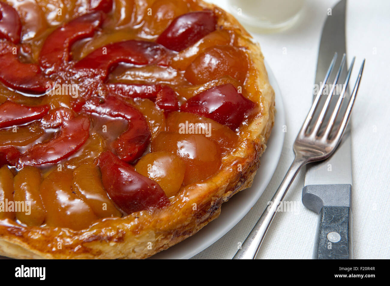 Apple tart ein traditionelles Dessert, serviert mit Sahne. eine UK Essen süße Äpfel Torten backen backt Backen "Schildchen" pudding Stockfoto