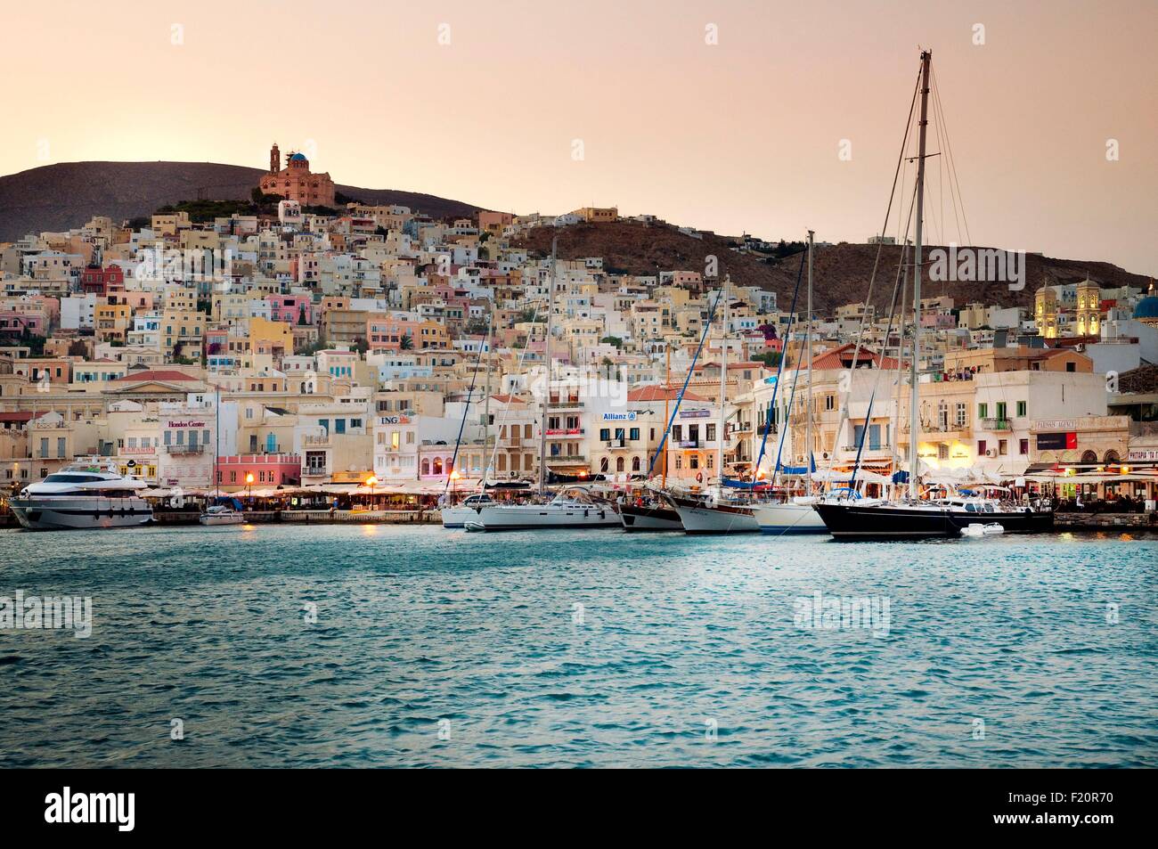 Griechenland, Insel Syros Syros Hafen in der Abenddämmerung Stockfoto