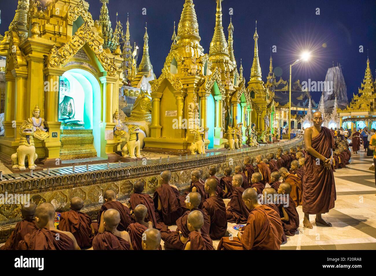 Yangon-Division, Yangon, Myanmar (Burma), Singuttara hill, Ehrenhof der Shwedagon Pagode, Pilger im Gebet Stockfoto