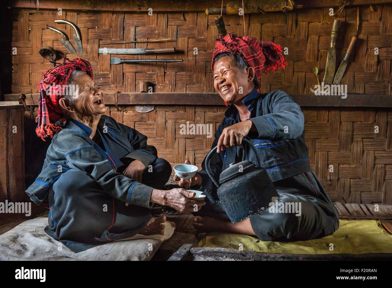 Myanmar (Burma), Shan-Staat, Pao Stamm, Naung Yar Sai, Moe Bu und Grand-Mutter Moe Phar Jhun teilen einen Tee Stockfoto