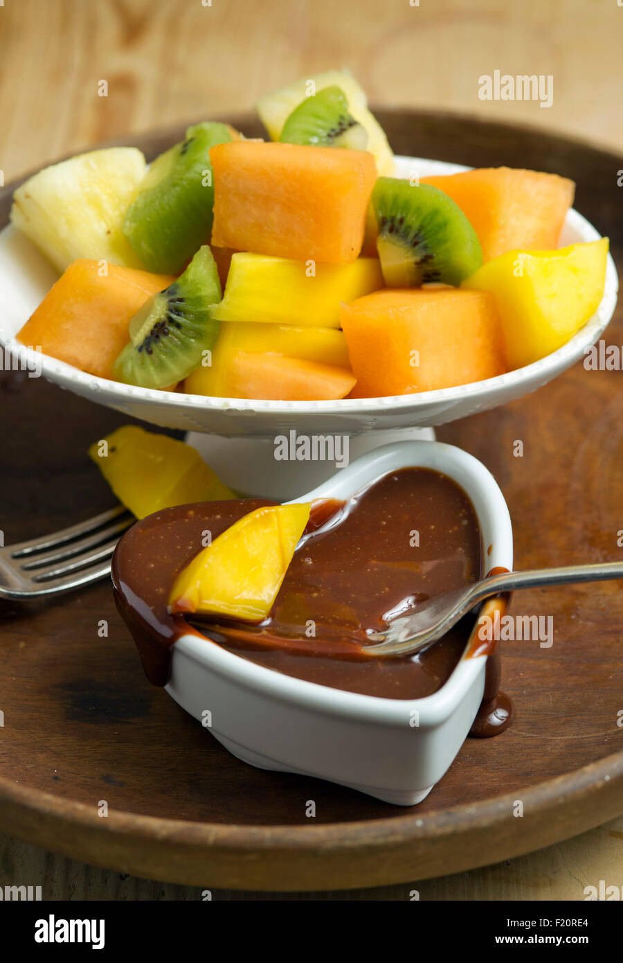 Gesalzenem Karamell Fondue serviert mit frischen Früchten. eine UK Essen Küche süßes Dessert Schokolade "Schildchen" "Schälchen" Schokolade Stockfoto