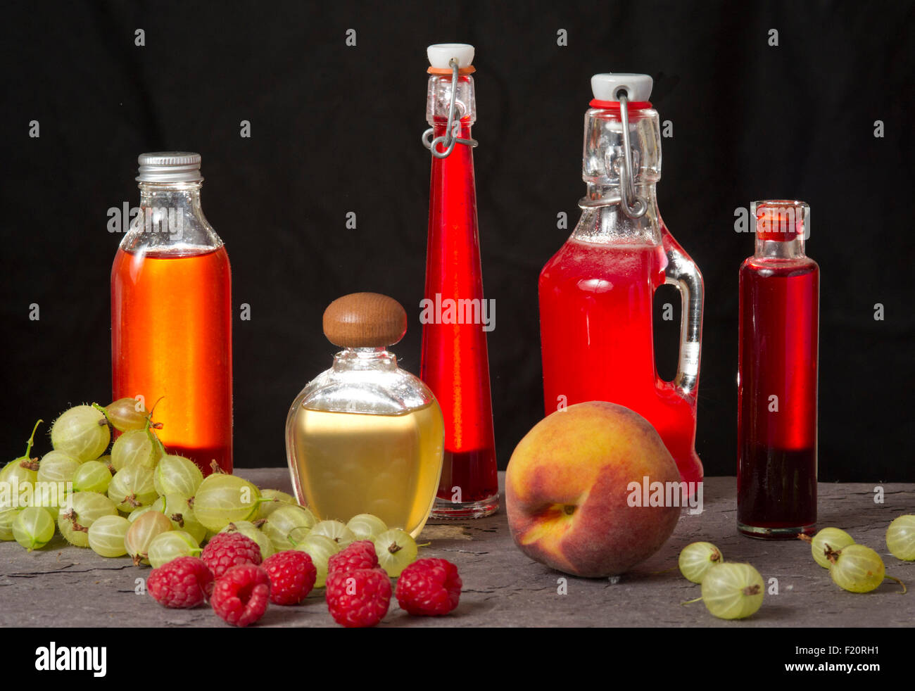 Kalten infundiert Fruchtsirupe, sind auch in Bildern, Stachelbeeren, Pfirsiche und Erdbeeren. eine UK trinken Cocktails trinkt Mischer Stockfoto
