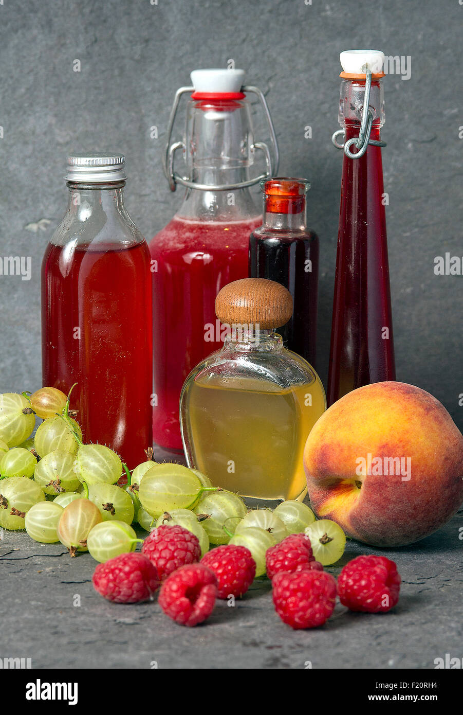 Kalten infundiert Fruchtsirupe, sind auch in Bildern, Stachelbeeren, Pfirsiche und Erdbeeren. eine UK trinken Cocktails trinkt Mischer Stockfoto