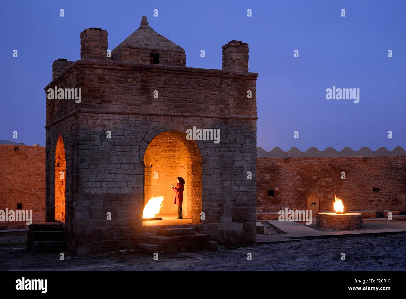 Aserbaidschan, Baku, Mausoleum, Baumeistern oder Ninja Feuertempel, zoroastrische Feuer Kultstätte errichtet im 18. Jahrhundert durch eine indische Gemeinschaft am Gasfeld, Frau beten die hindu-Göttin Jwala Ji Stockfoto