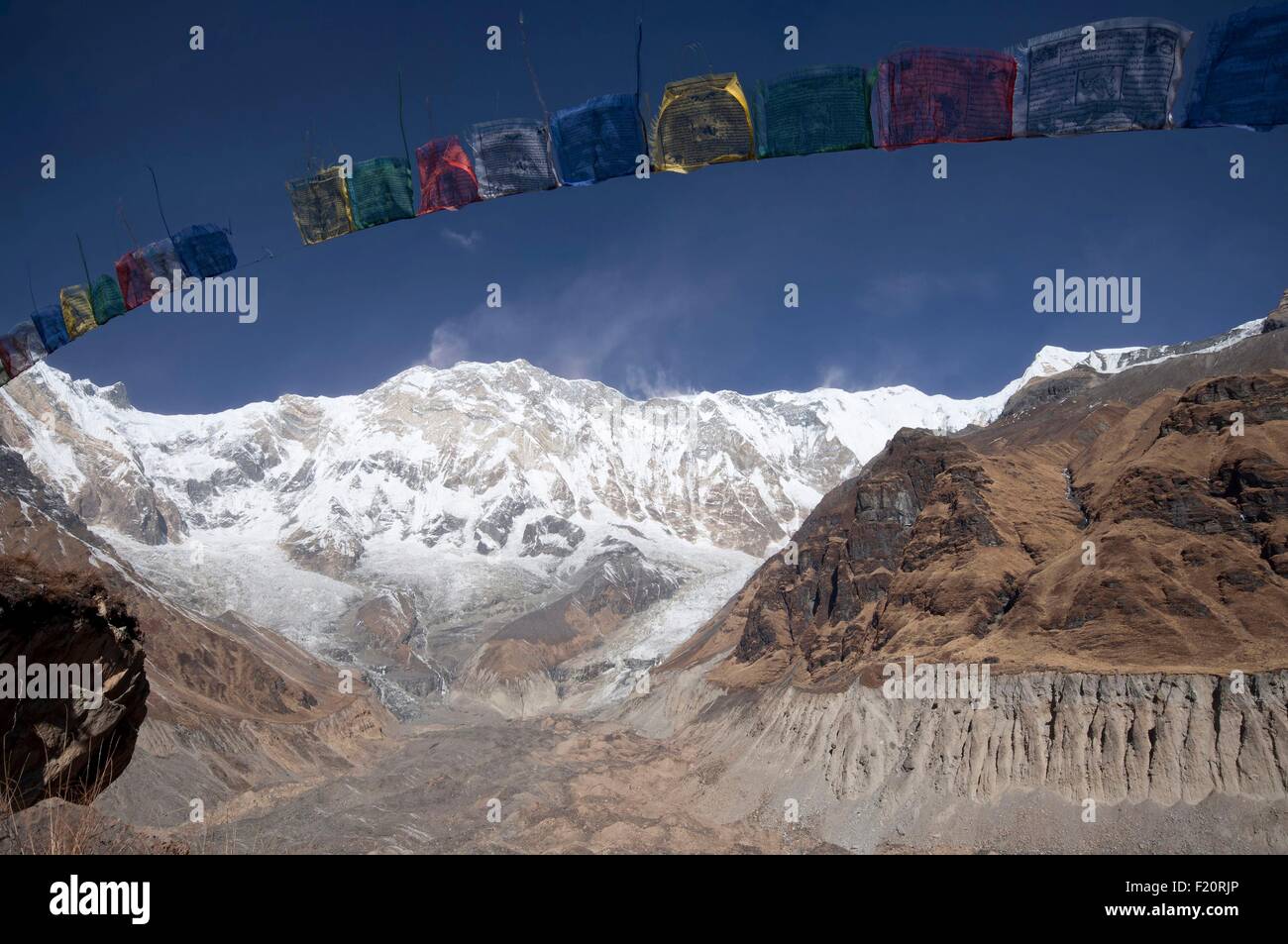 Nepal, Gandaki, Annapurna Region, Fahnen Gebet im Annapurna Base Camp, Annapurna 1 (8091m) im Hintergrund Stockfoto