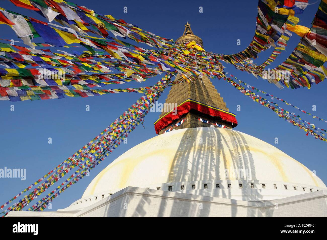 Nepal, Kathmandu-Tal, Bodnath, Weltkulturerbe der UNESCO, Gebetsfahnen auf dem Stupa (Archiv) Stockfoto