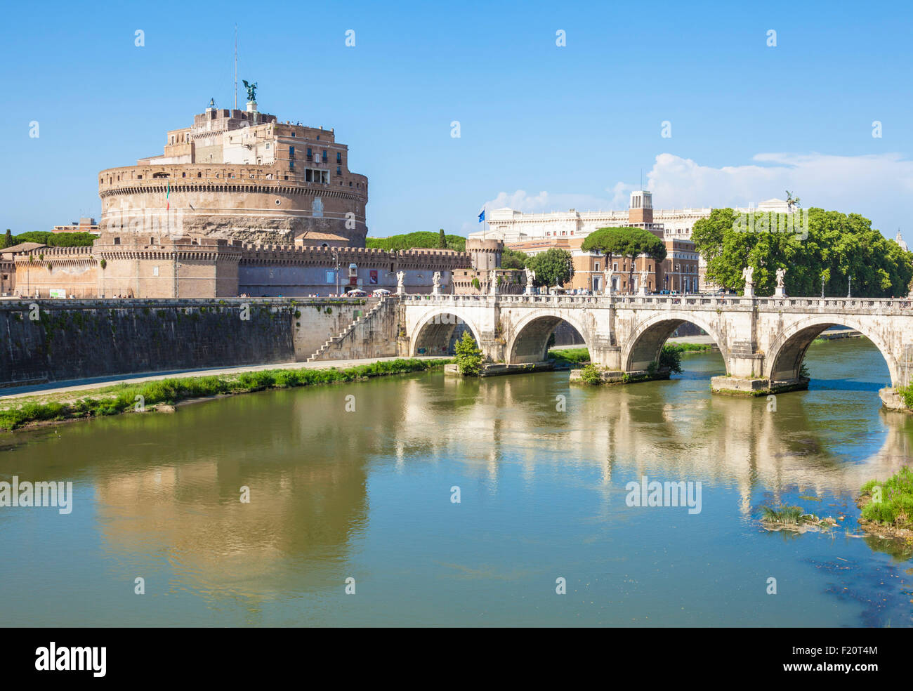 Angelo Ponte Sant'angelo Brücke und Fluss Tiber Lungotevere Castello Roma Rom Latium Italien EU Europa Stockfoto