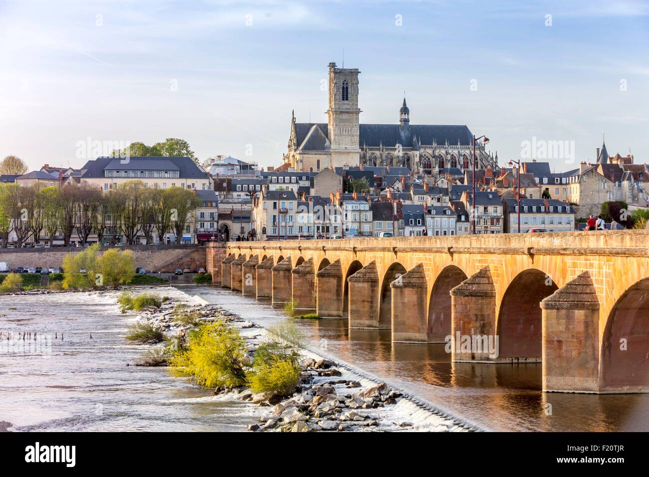 Frankreich, Nièvre, Nevers, der Kathedrale von Saint-Cyr et Sainte-Julitte de Nevers in die Loire Stockfoto