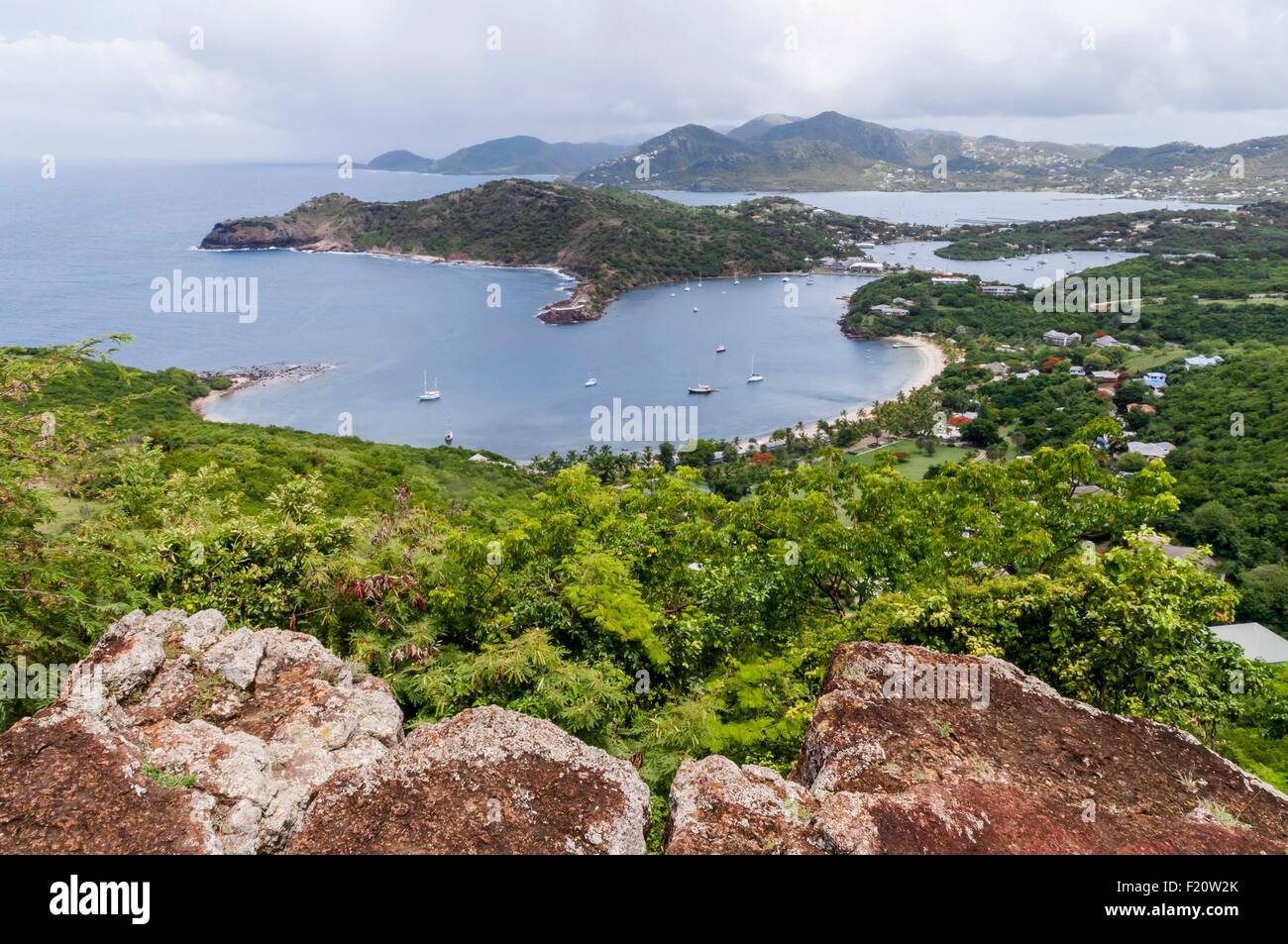 Antigua und Barbuda, Antigua Insel Nord-Westküste der Insel, sehen Sie auf sandigen Boden Bucht von Shirley Heights Lookout Stockfoto