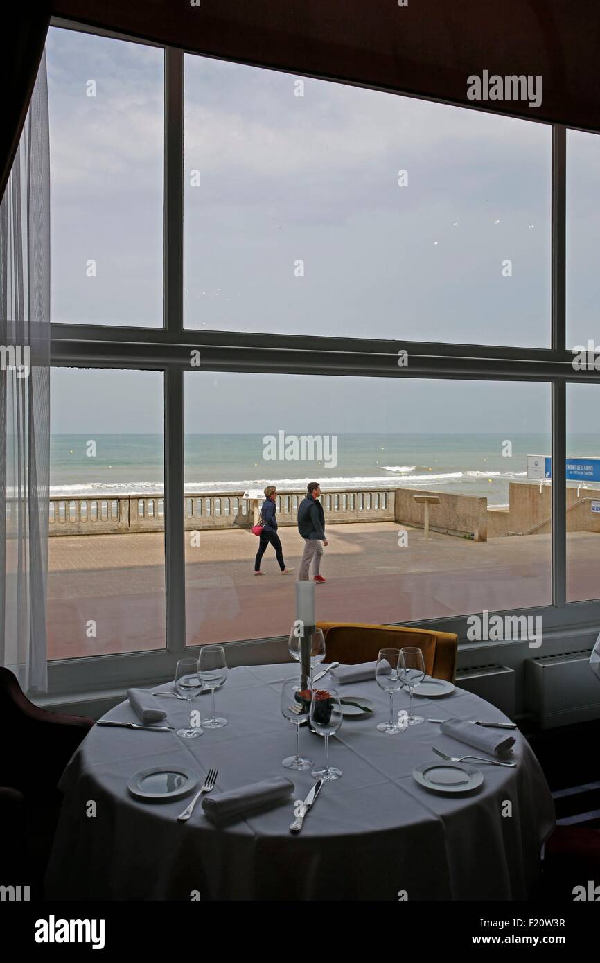 Frankreich, Calvados, Sea Resort Stadt von Cabourg, auf den Spuren des Schriftstellers Marcel Proust im Grand Hotel (1907 – 1914), direkt an der Strandpromenade aus dem Restaurant mit dem Spitznamen von Proust das Aquarium anzeigen Stockfoto