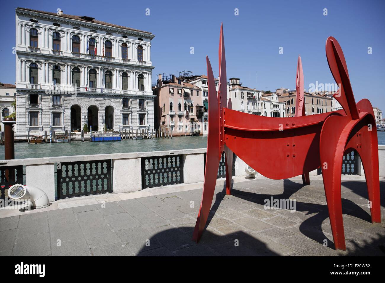 Italien, Venedig, Peggy Guggenheim Collection im Palazzo Venier dei Leoni und Pollock Ausstellung während der Biennale 2015, Skulptur von Calder Stockfoto