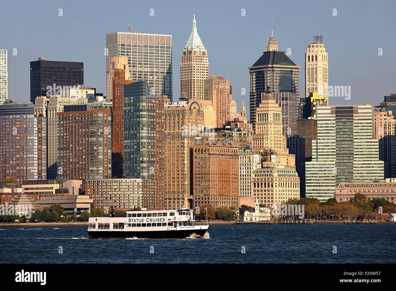 Vereinigte Staaten, New York, Manhattan, Ansicht von Lower Manhattan von Ellis Island bei Sonnenuntergang Stockfoto