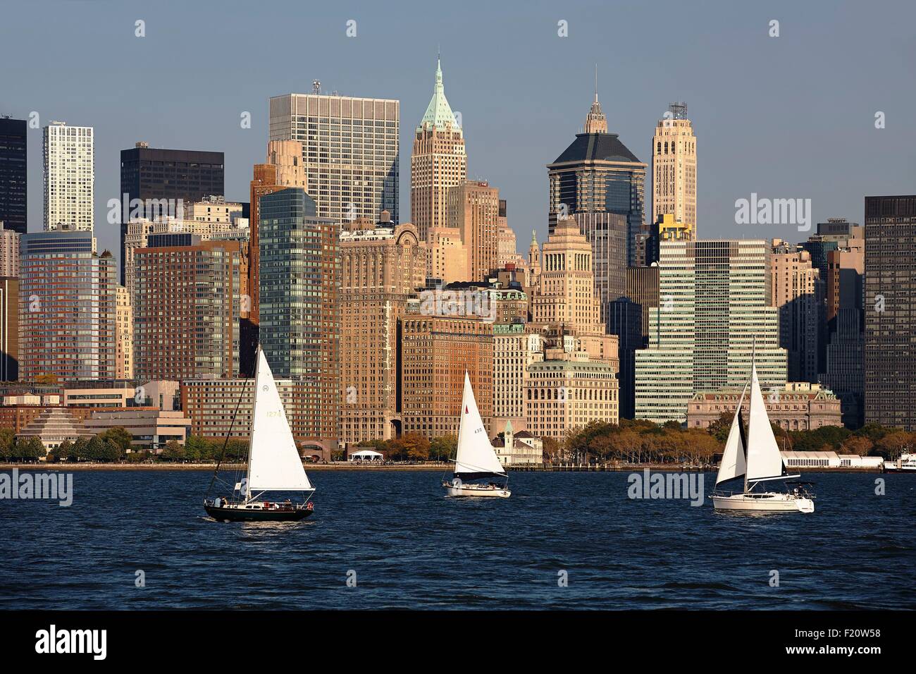 Vereinigte Staaten, New York, Manhattan, Ansicht von Lower Manhattan von Ellis Island bei Sonnenuntergang Stockfoto