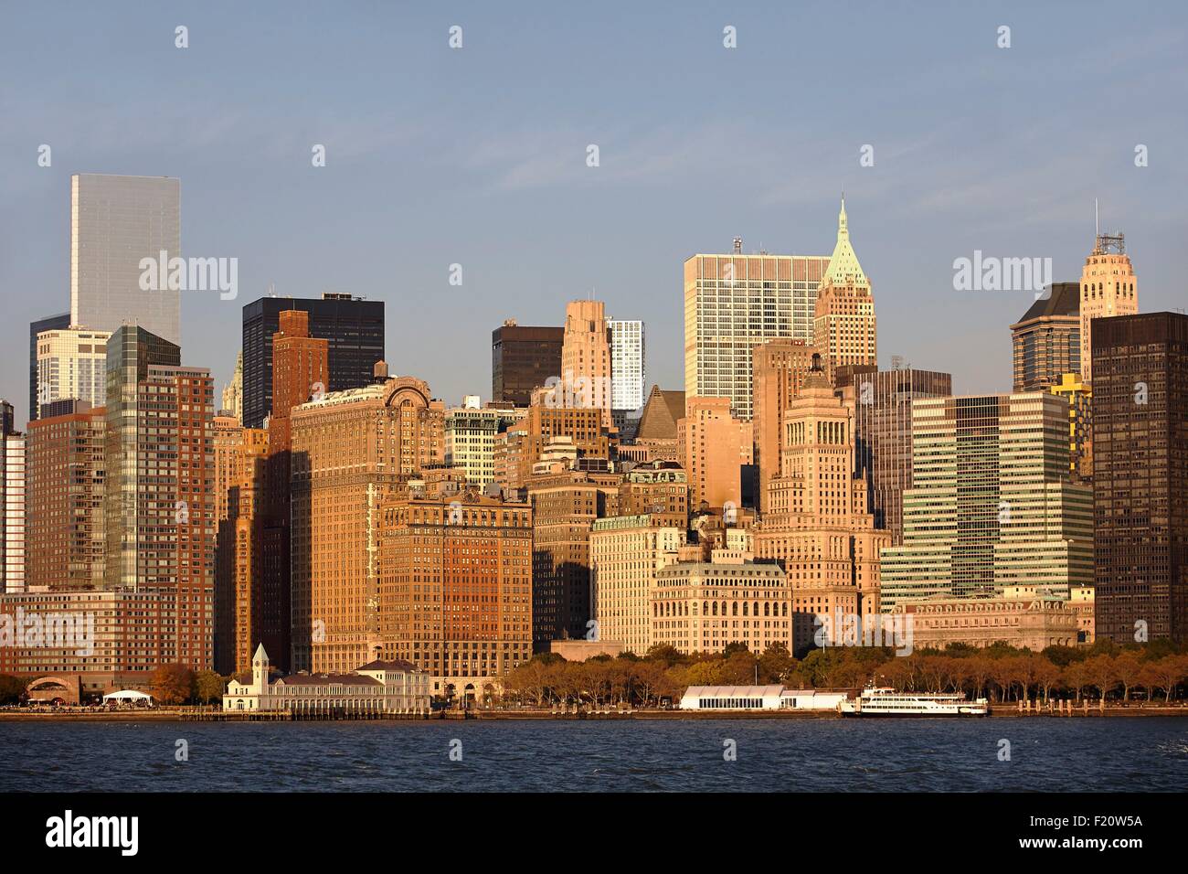 Vereinigte Staaten, New York, Manhattan, Ansicht von Lower Manhattan von Ellis Island bei Sonnenuntergang Stockfoto