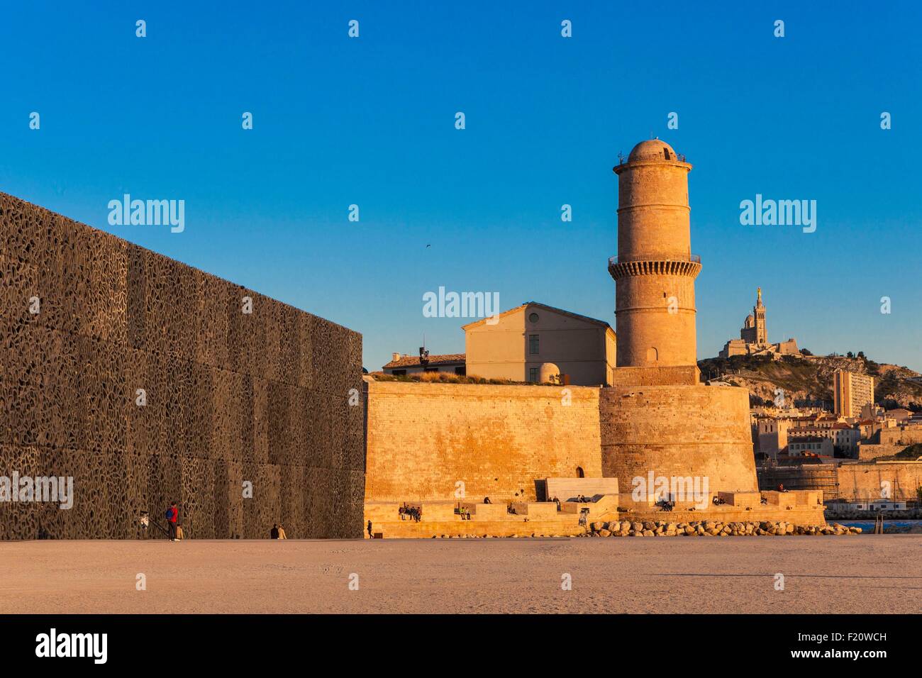 Frankreich, Bouches du Rhone, Marseille, MuCEM (Museum des europäischen und mediterranen Kulturen) und das Fort Saint-Jean Stockfoto