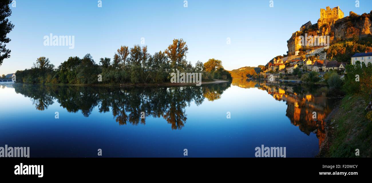 Frankreich, Dordogne, Perigord, Beynac et Cazenac, Blick auf das Dorf und seine Reflexion im Fluss bei Sonnenaufgang Stockfoto