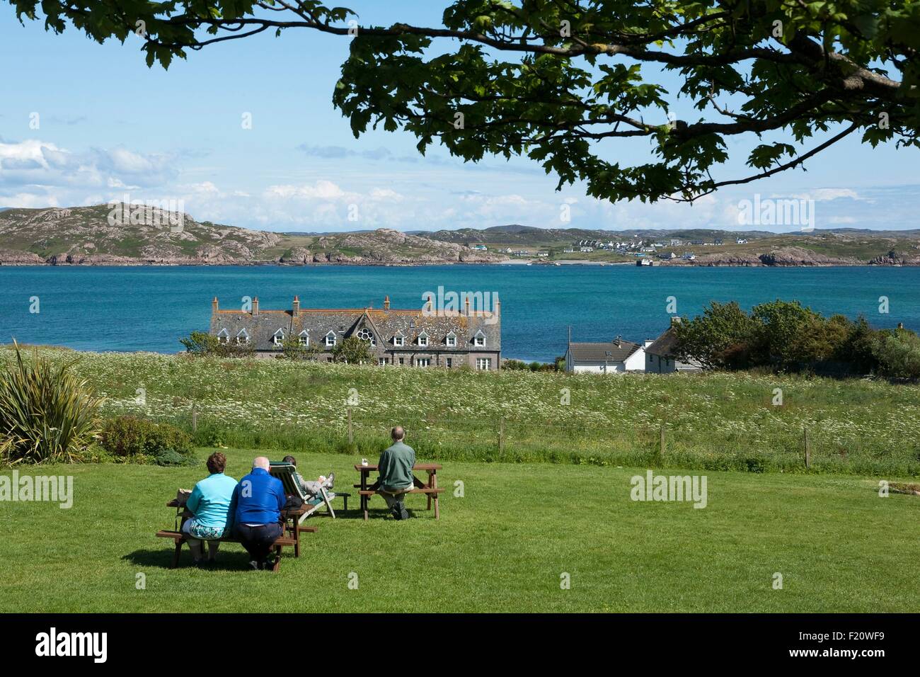 Großbritannien, Schottland, Hebriden, Isle of Iona, des Bischofs Haus und Bischofskirche Blick von der Terrasse des Hotel St. Colomba Stockfoto