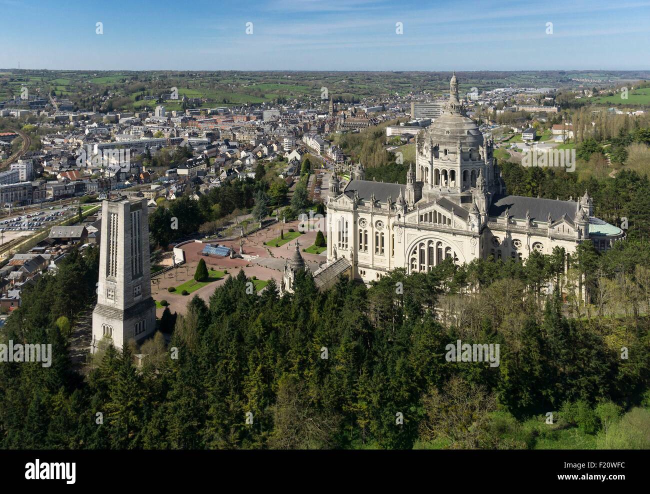 Frankreich, Calvados, Basilika von St. Therese von Lisieux, eine der größten Kirchen gebaut im zwanzigsten Jahrhundert (Luftbild) Stockfoto