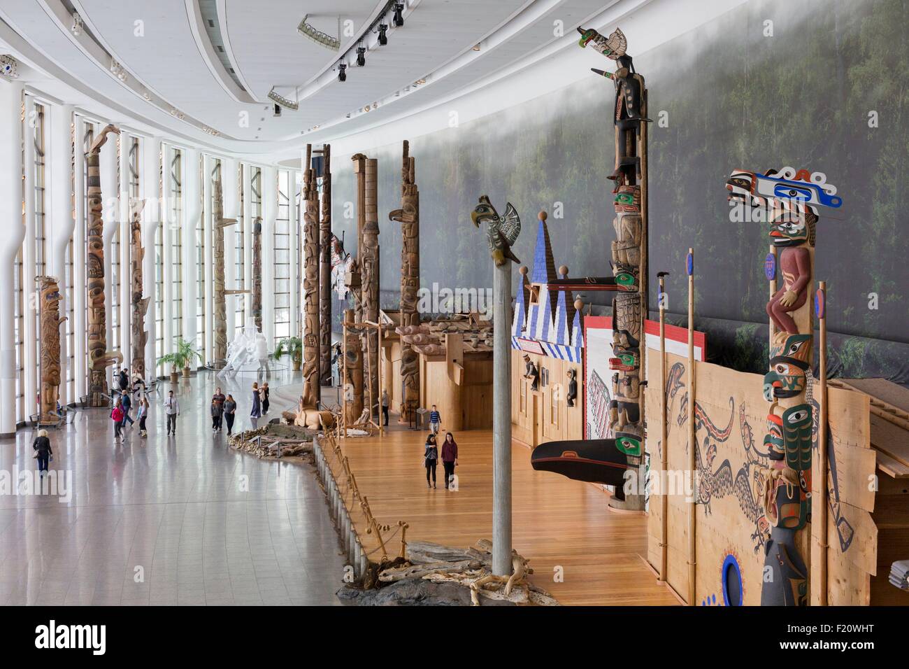 Kanada, Provinz Quebec, Outaouais, Gatineau, das Canadian Museum of History, ehemals Canadian Museum of Civilization, Grand Hall und seine Sammlung von Totem Pole Stockfoto