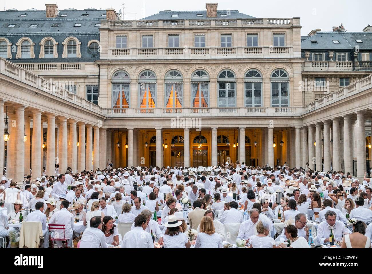 Frankreich, Paris, Palais Royal (Königlicher Palast), die White Night findet statt an einem geheimen Ort zeigte im letzten Moment ein Donnerstag im Juni Stockfoto