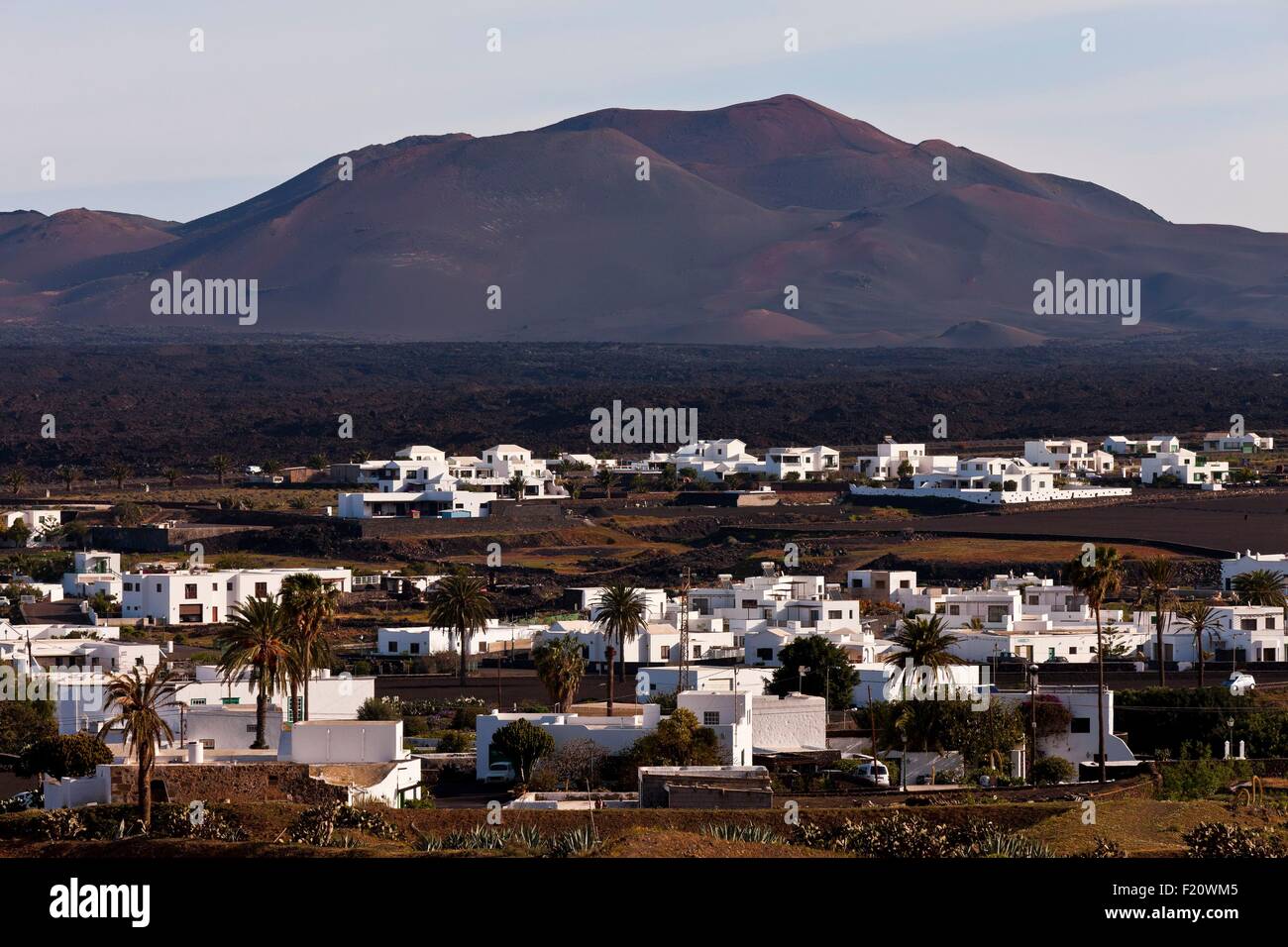 Spanien, Kanaren Inseln, Lanzarote Insel, das Dorf Yaiza und den Parc National des Timanfaya Stockfoto