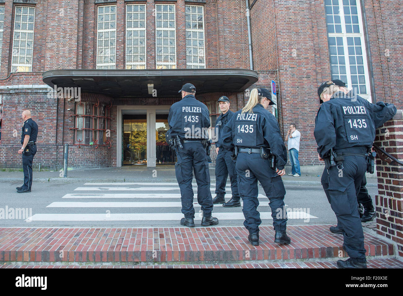 Polizei am Bahnhof in Flensburg, Deutschland, 9 September 2015. Der dänische Bahnverkehr zwischen Deutschland und Dänemark sind gemäß den Anweisungen der Polizei angesichts hunderter ankommenden Flüchtlinge. Die Bahnstrecke zwischen Flensburg und Padborg in Südjütland ist auf unbestimmte Zeit geschlossen. Foto: Benjamin Nolte/dpa Stockfoto