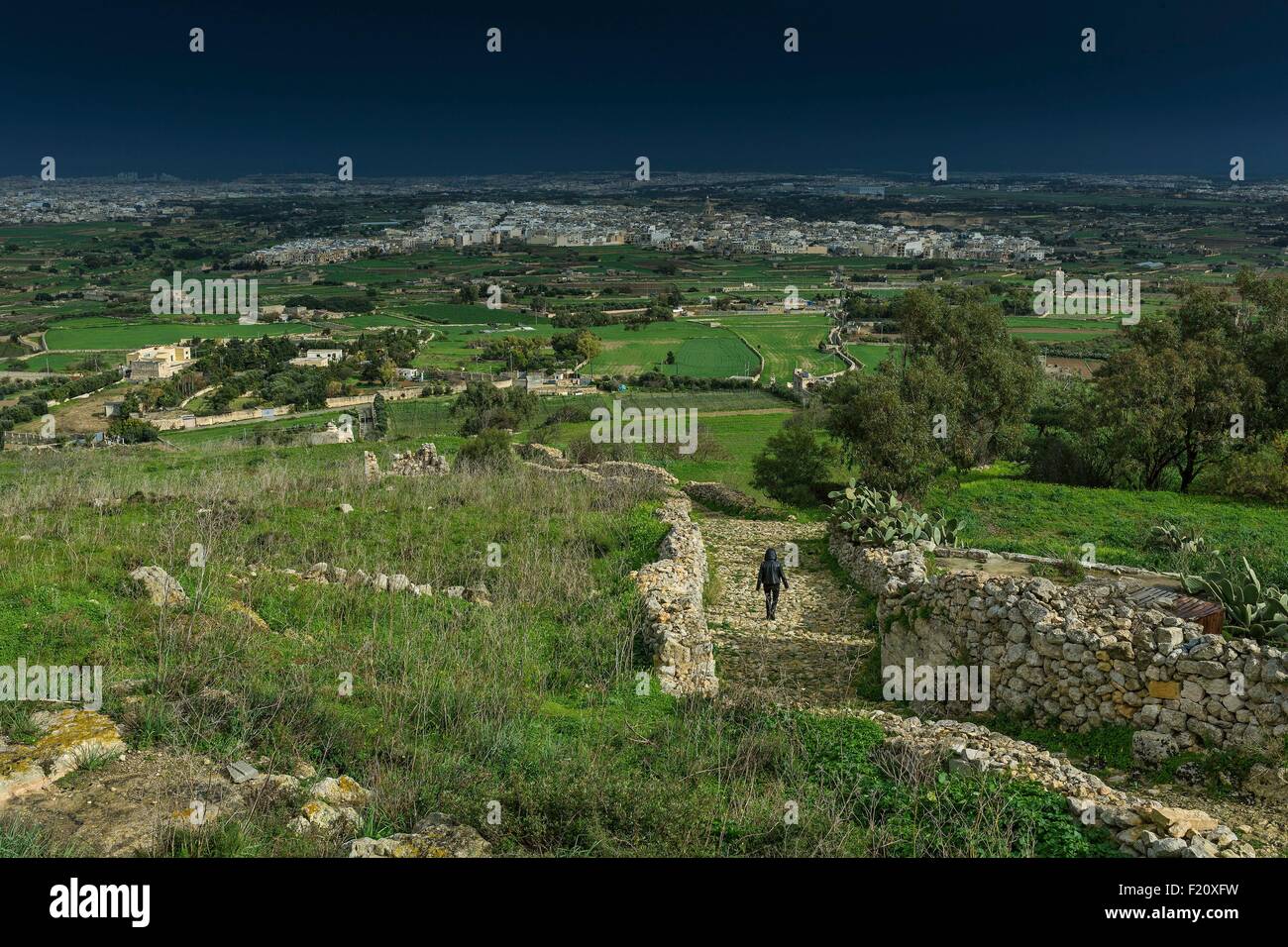 Malta, Siggiewi, Ansicht einer ländlichen Landschaft mit einer Stadt in der Ferne unter Gewitterhimmel Stockfoto