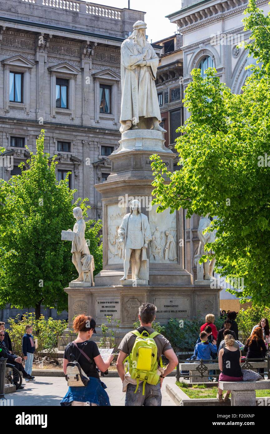 Italien, Lombardei, Mailand, Platz Piazza della Scala, Statue, die Leonardo da Vinci und der Eintrag der Galerie Vittorio Emmanuel II im Hintergrund Stockfoto