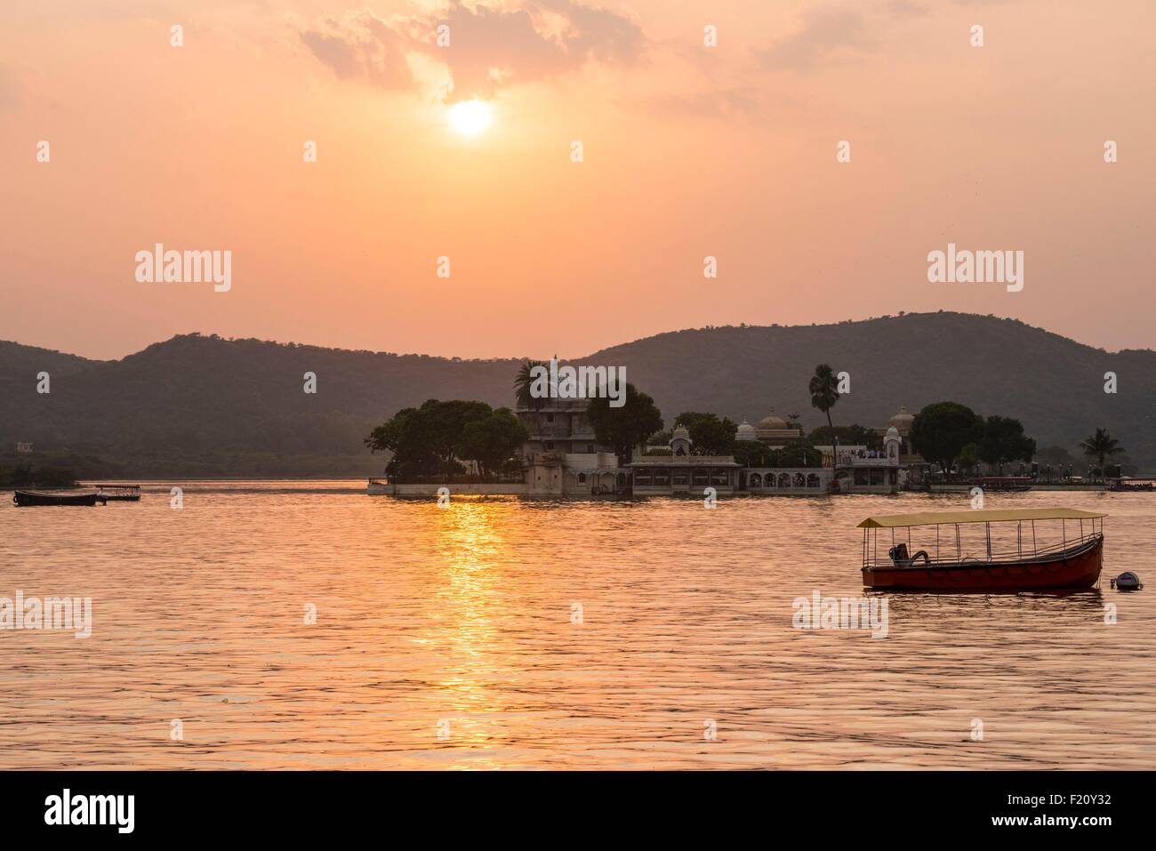Indien, Rajasthan Zustand, Udaipur, Sonnenuntergang am Pichola-See Stockfoto