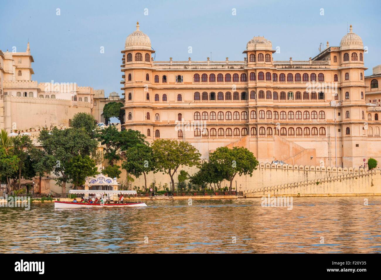 Indien, Rajasthan state, Udaipur, das Stadtschloss mit Blick auf Lake Pichola Stockfoto
