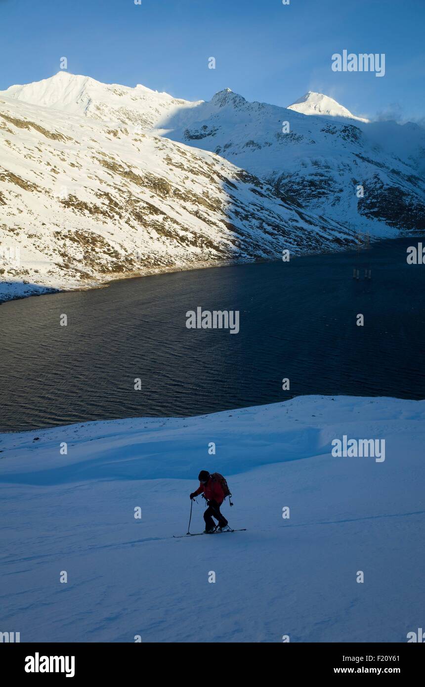 Schweiz, Tessin, ski-Bergsteiger aufsteigenden Pizzo dell'Uomo über Passo Lucomagno Stockfoto