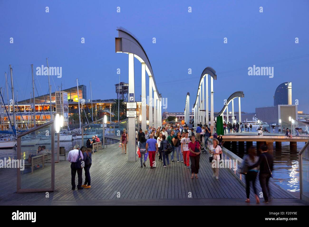 Spanien, Katalonien, Barcelona, alten Hafen, alten Hafen, Port Vell, Brücke Rambla de Mar und W Hotel im Hintergrund Stockfoto