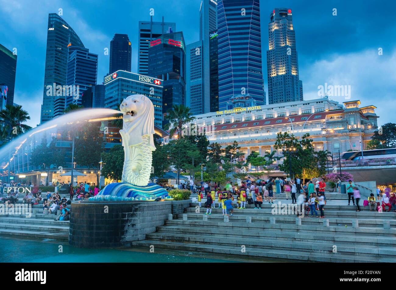 Singapur, Innenstadt, Bankenviertel mit Skylines, Merlion Park, Wappen der Stadt halb Löwe halb Fisch Stockfoto