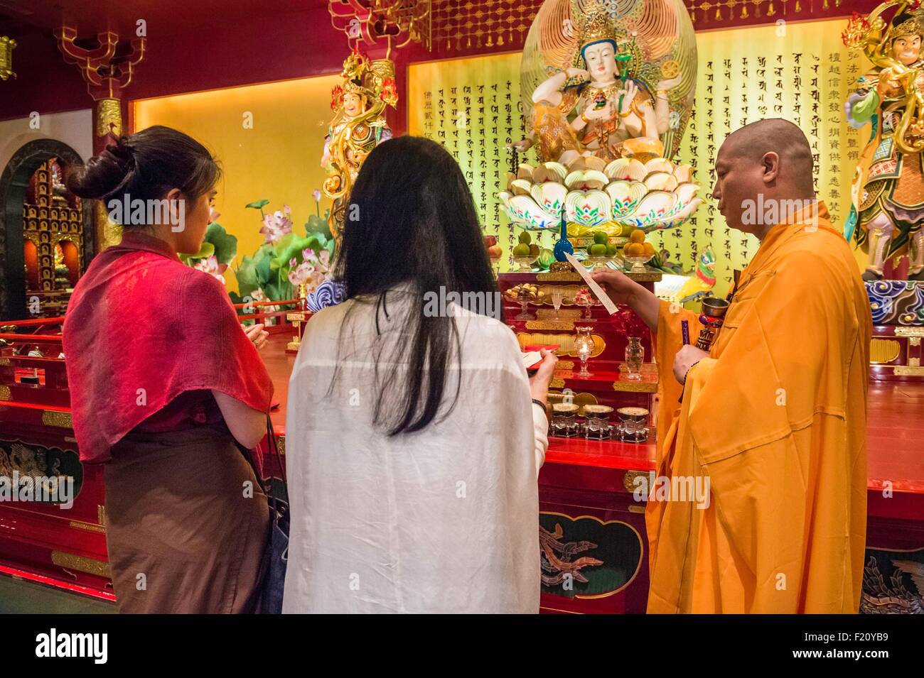 Singapur, Chinatown, Buddha Tooth Relic buddhistische Tempel, Mönche beten Stockfoto