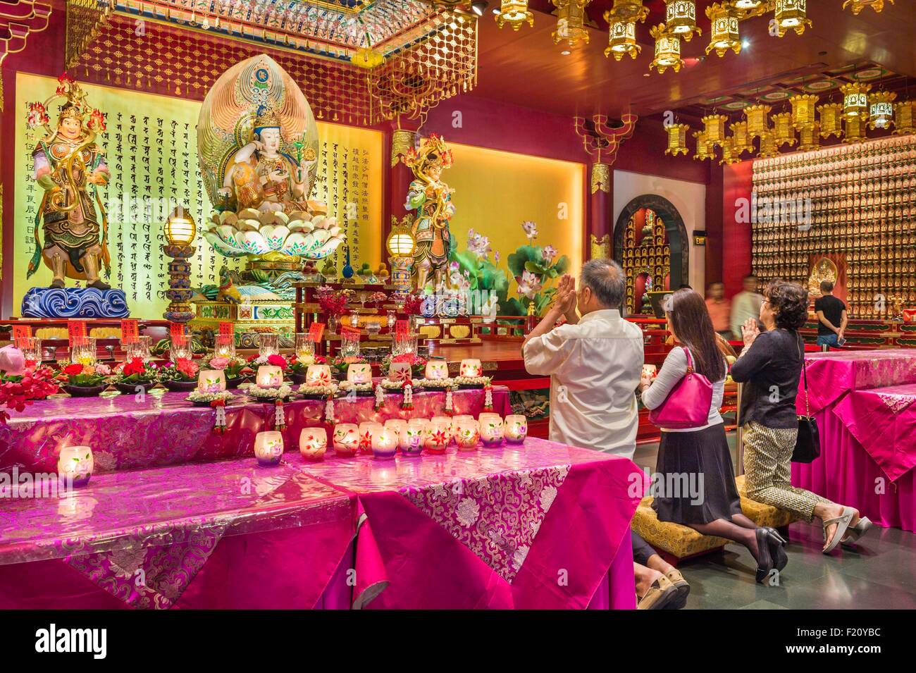 Singapur, Chinatown, Buddha Tooth Relic buddhistische Tempel, Buddhisten beten vor Buddha Bodhisattva Cintamanicakra Avalokitesvara Stockfoto