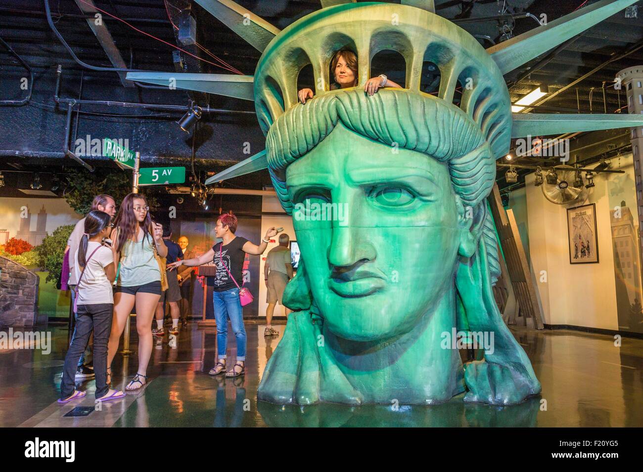 Vereinigte Staaten, New York City, Manhattan, Midtown, Madame Tussauds Wachsfigurenkabinett, Reproduktion von der Statue of Liberty Kopf Stockfoto Vereinigte Staaten, New York City, Manhattan, Midtown, Madame Tussauds Wachsfigurenkabinett, Reproduktion von der Statue of Liberty Kopf Stockfoto