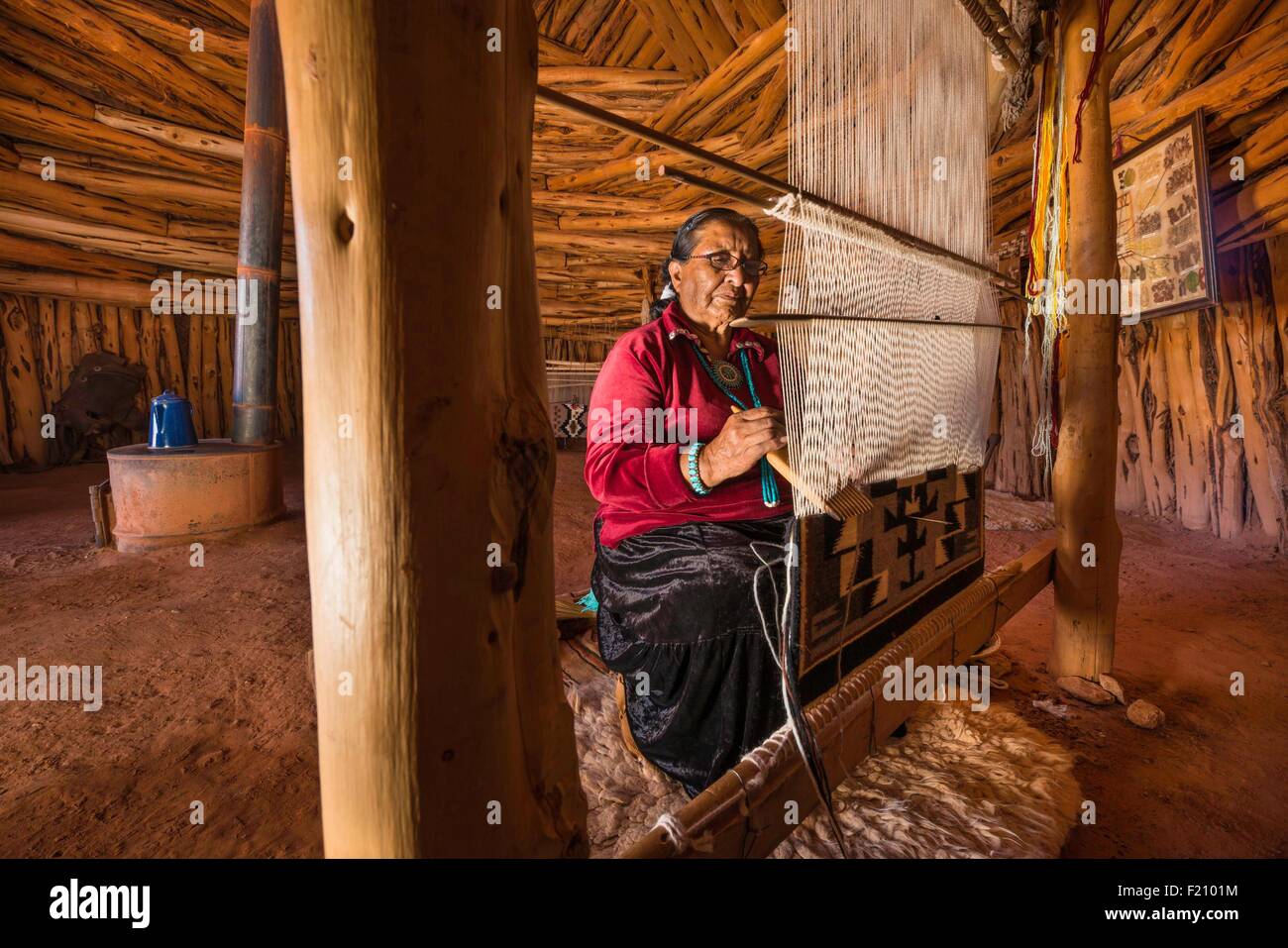 USA, Arizona, Navajo Nation, Monument Valley Tribal Park, Hogan (traditionelle Navajo-Haus) Stockfoto