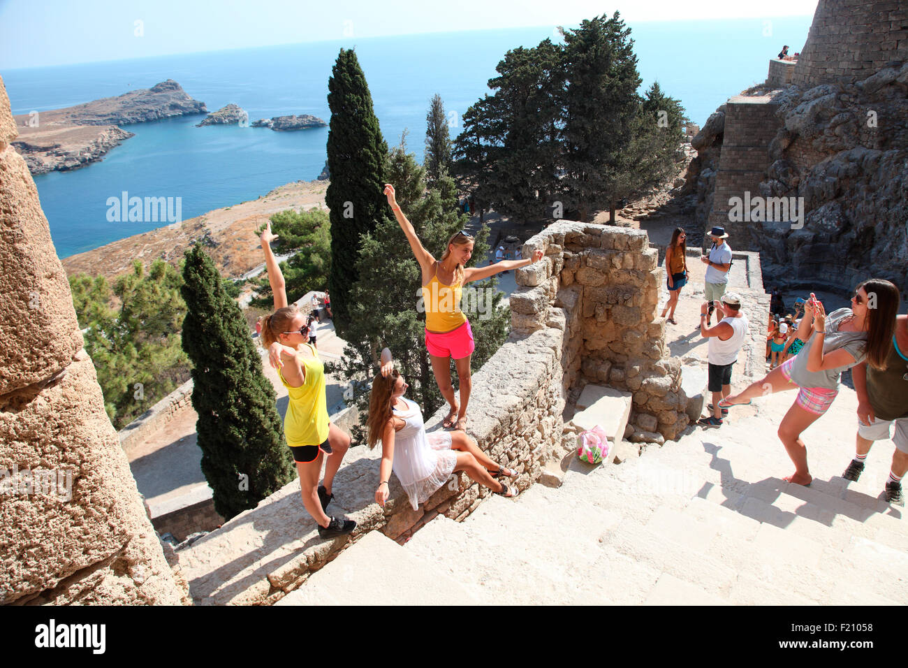 Junge Frauen posieren für Bilder in Lindos Rhodes Stockfoto